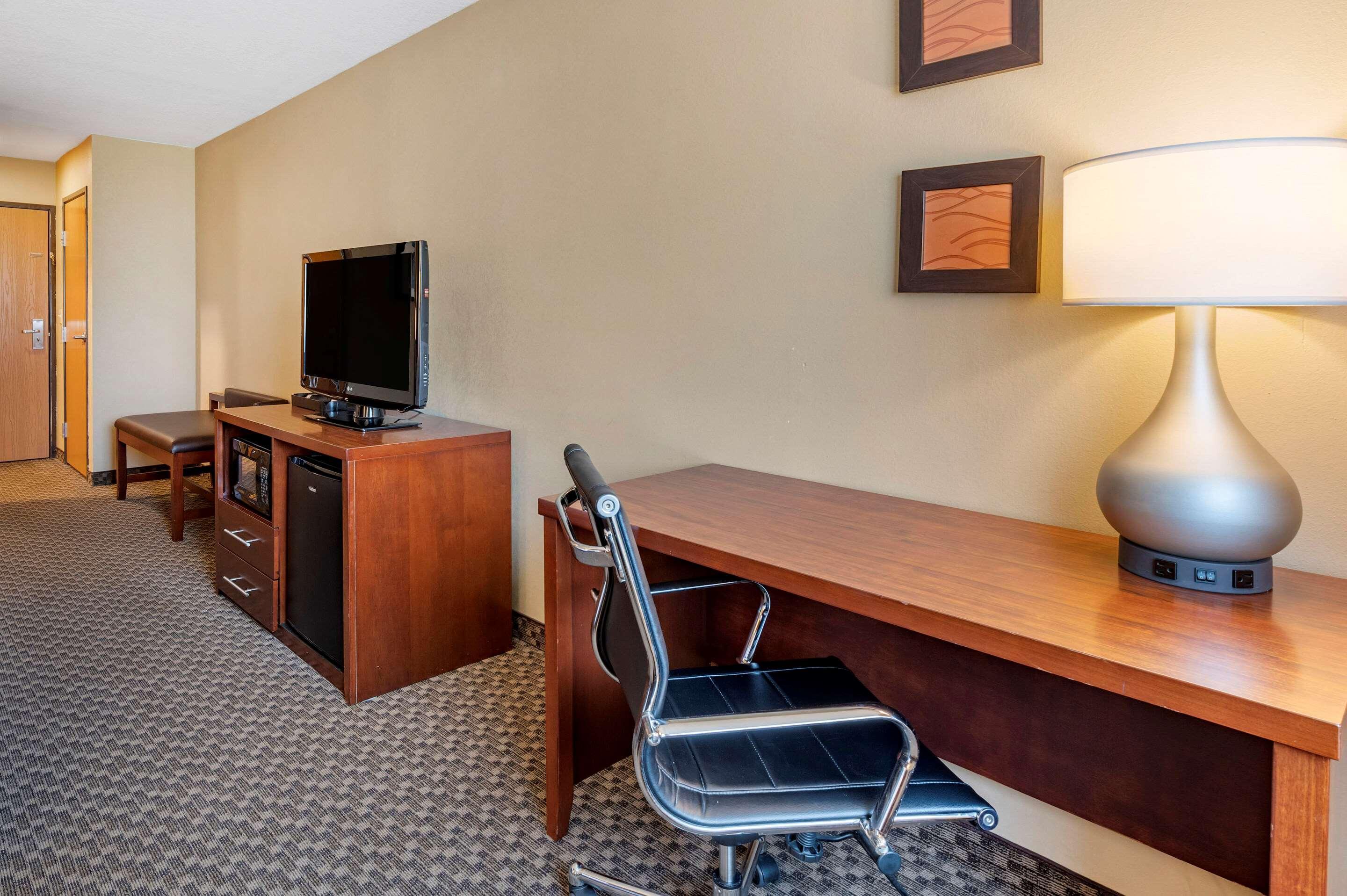 Comfort Inn & Suites Napoleon Exterior photo