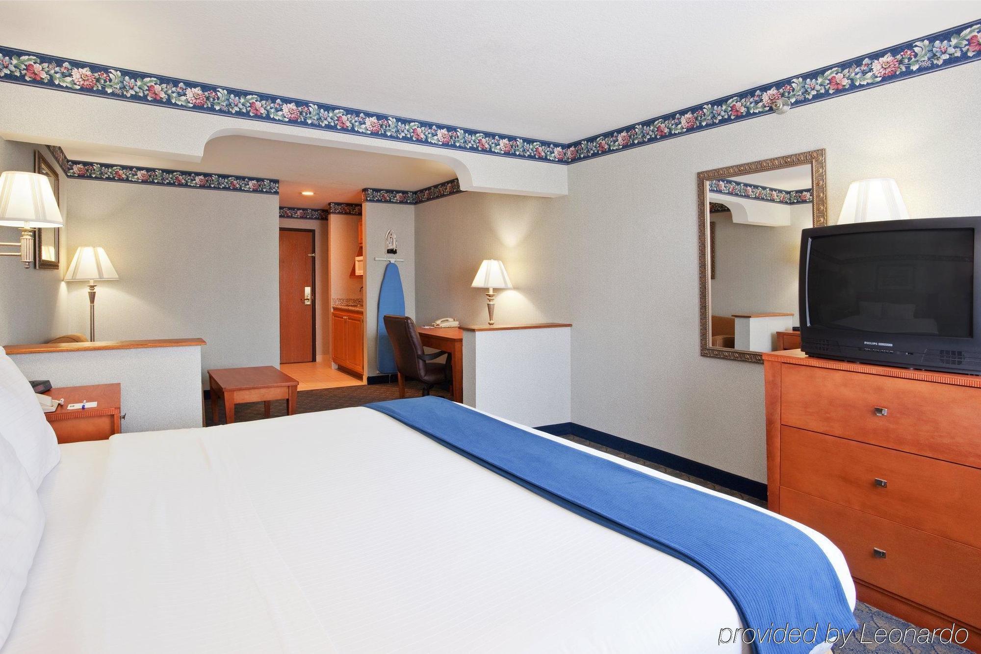 Comfort Inn & Suites Napoleon Room photo